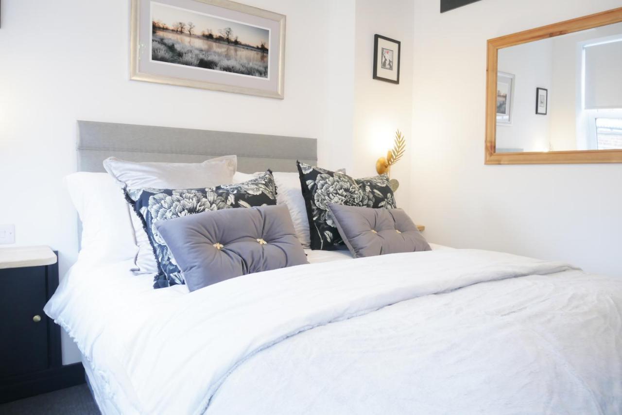 One Bedroom Luxury Ground Floor Apartment With Parking In Heart Holt Holt  Kültér fotó