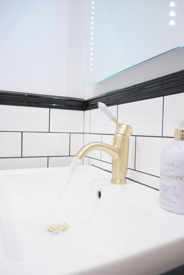 One Bedroom Luxury Ground Floor Apartment With Parking In Heart Holt Holt  Kültér fotó